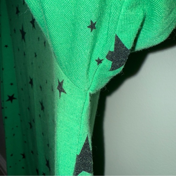 Zenana Outfitters Green Star Print Short Sleeve Tee Size Small - Picture 3 of 7